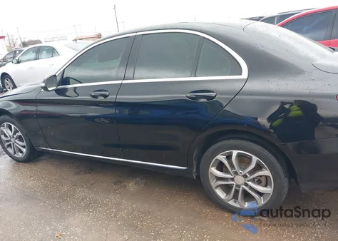 2015 Mercedes-Benz C 300 4Matic/Luxury 4Matic/Sport 4Matic z USA, uszkodzony, nr VIN 55SWF4KB6FU011768